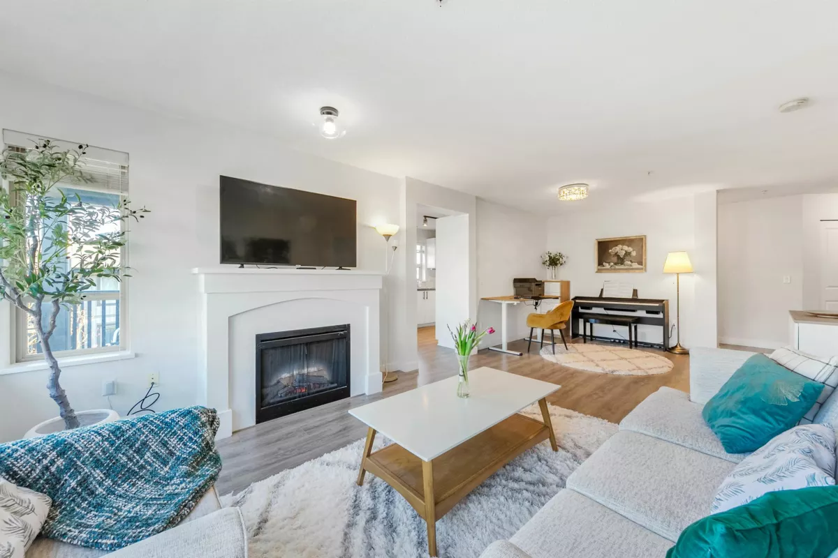 Dining Area Photo of 401 3132 Dayanee Springs Boulevard, Coquitlam, BC