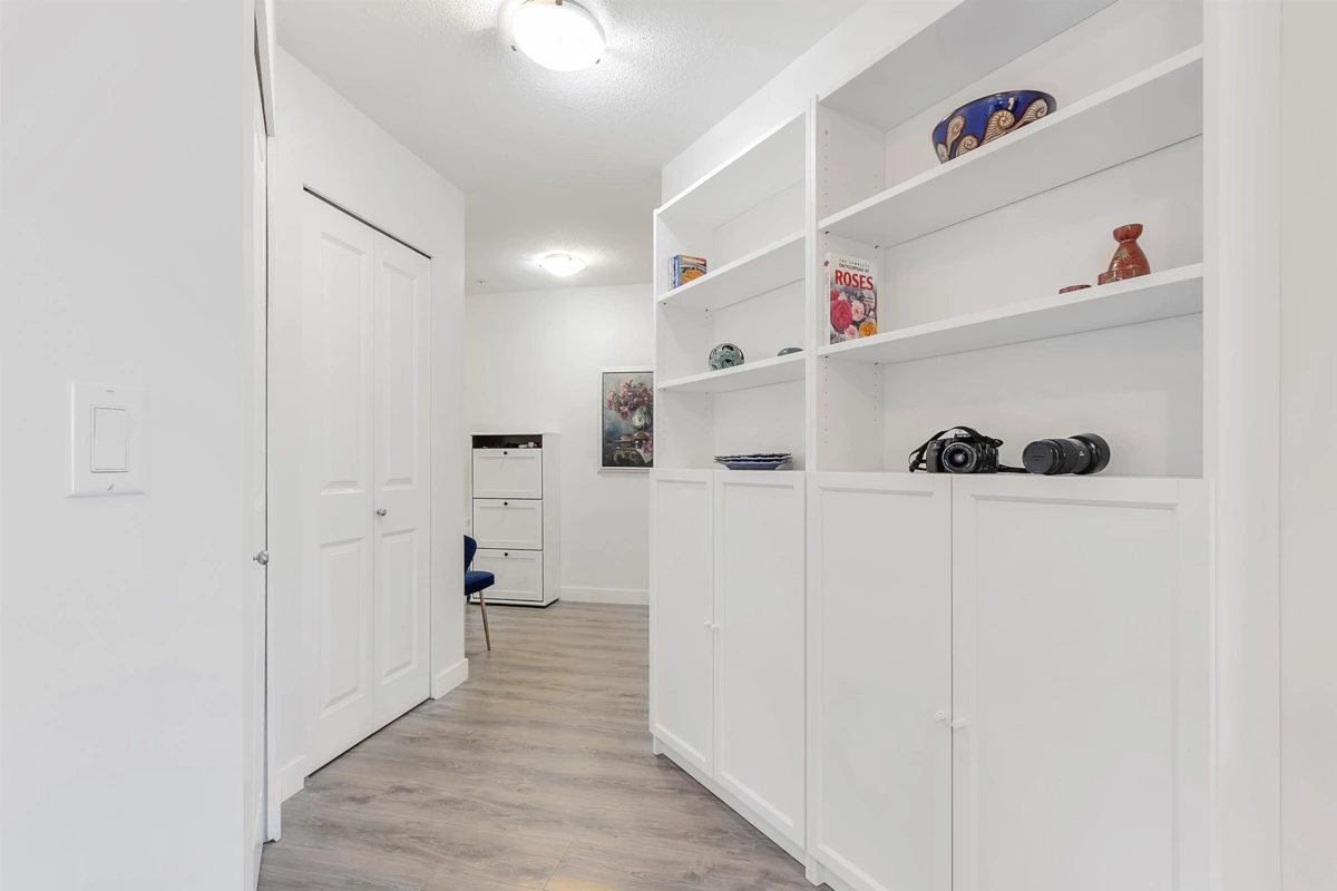 Hallway Photo of 401 3132 Dayanee Springs Boulevard, Coquitlam, BC