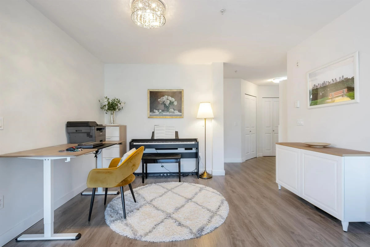 Kitchen Photo of 401 3132 Dayanee Springs Boulevard, Coquitlam, BC