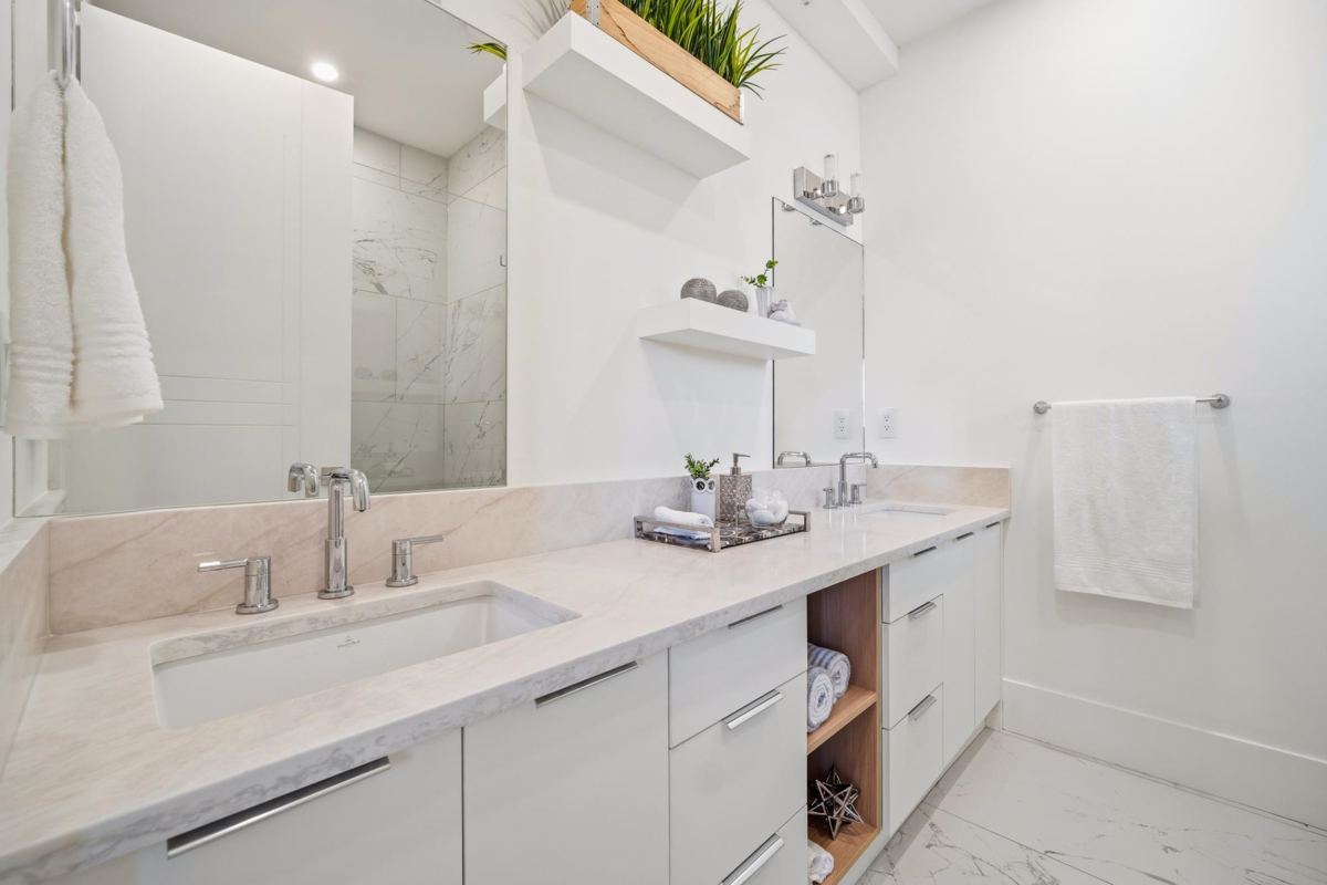 Entry Foyer Photo of 1 6139 Ashworth Avenue, Burnaby, BC