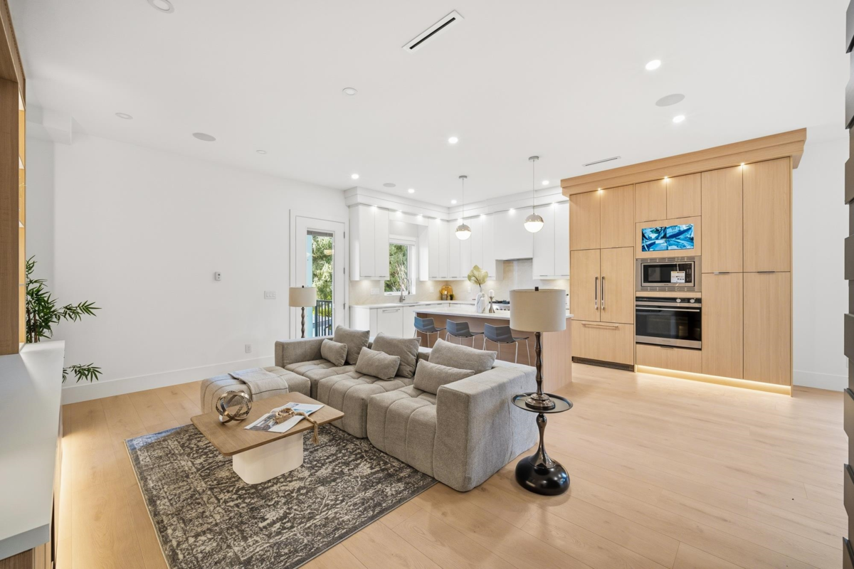 Walk-In Closet Photo of 1 6139 Ashworth Avenue, Burnaby, BC