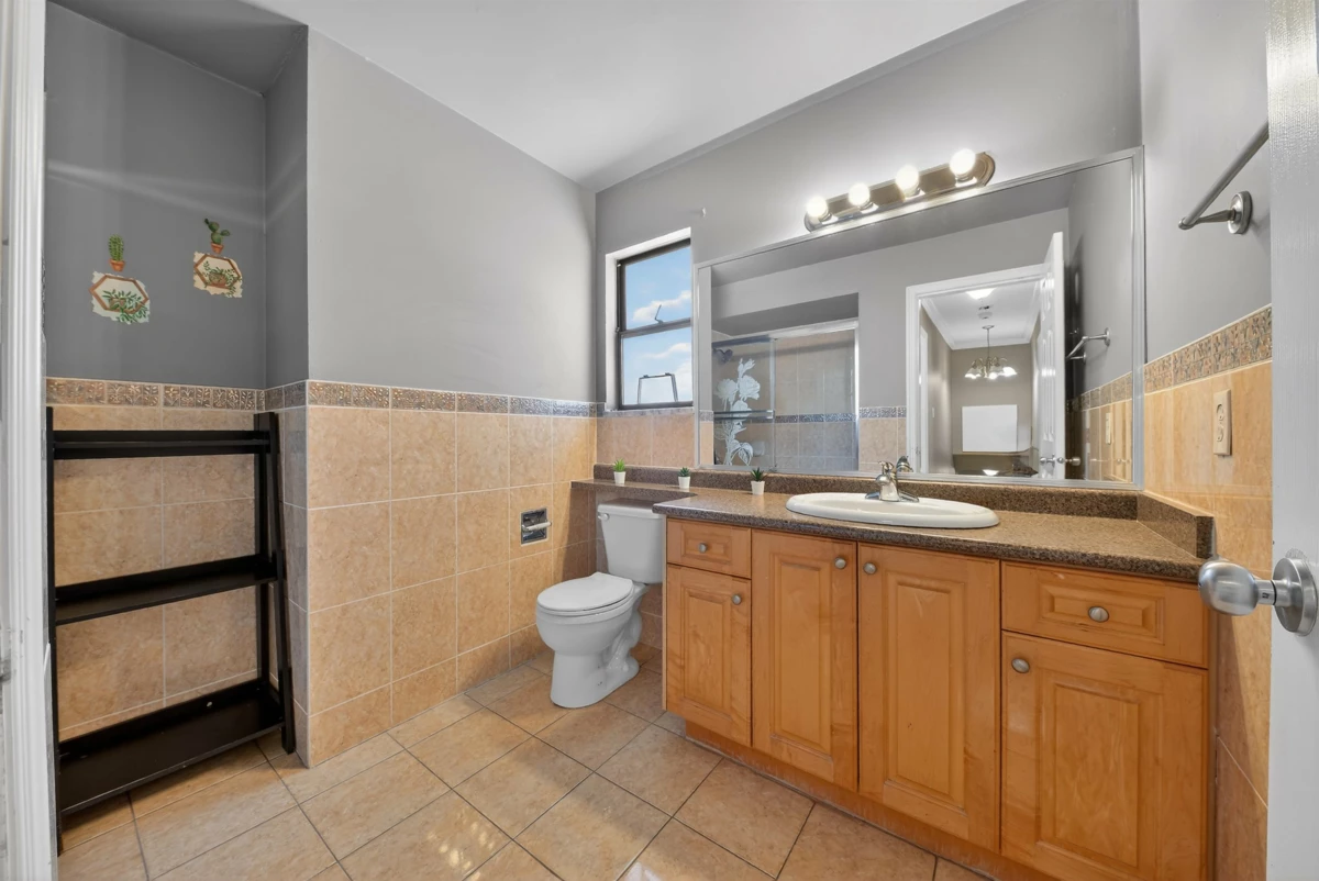 Basement Recreation Room Photo of 7351 141a Street, Surrey, BC