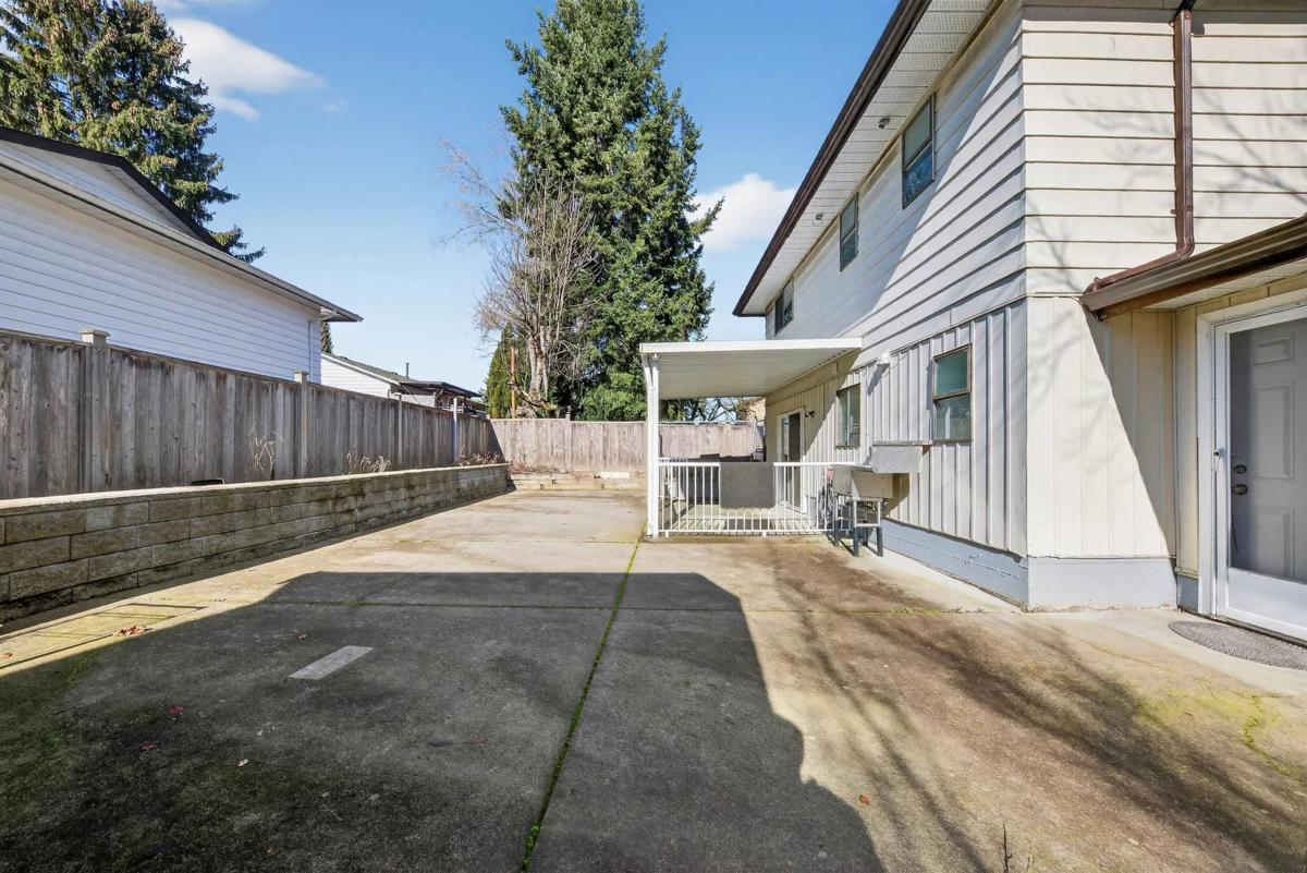 Entry Foyer Photo of 7351 141a Street, Surrey, BC