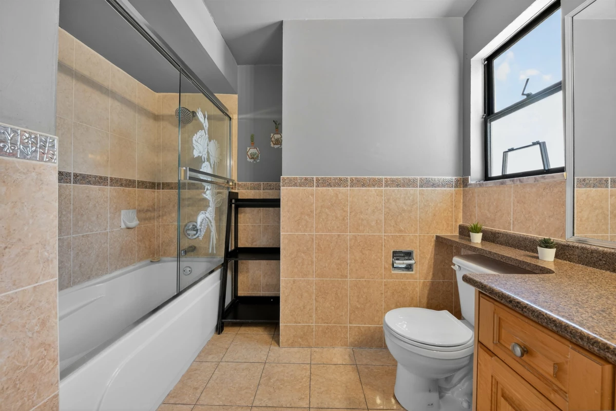 Laundry Room Photo of 7351 141a Street, Surrey, BC