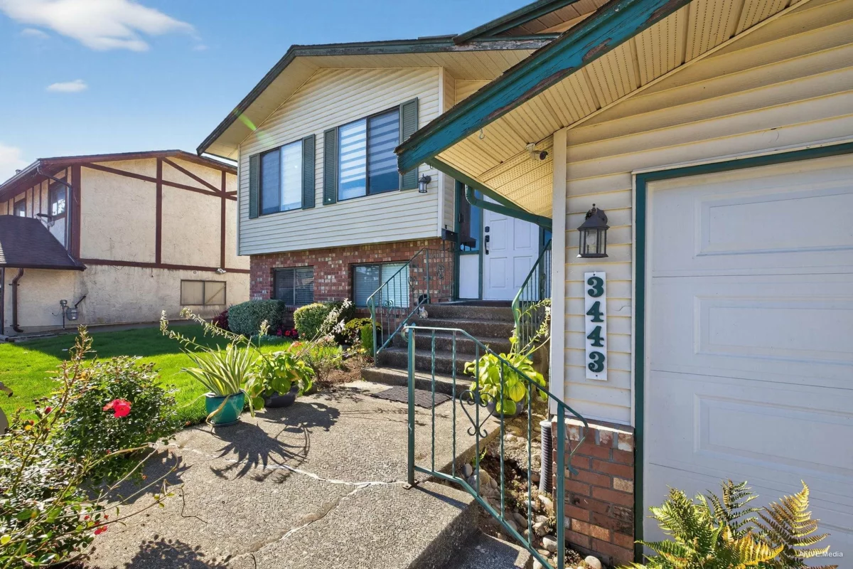 Kitchen Island Photo of 3443 Shuswap Terrace, Abbotsford, BC