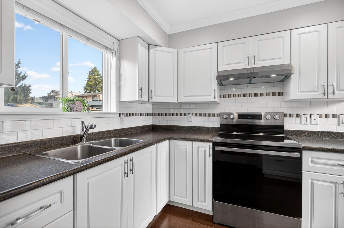 Kitchen Island Photo of 6030 E Greenside Drive, Surrey, BC