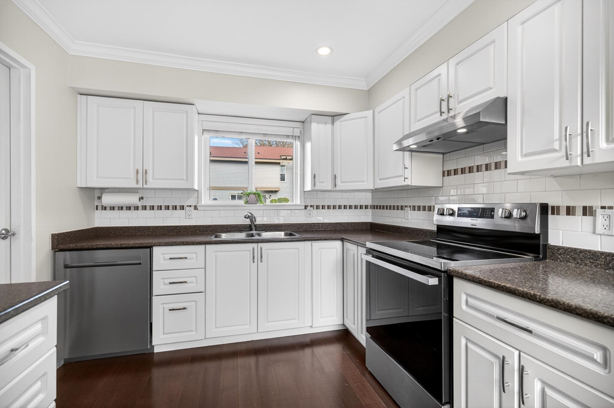 Kitchen Photo of 6030 E Greenside Drive, Surrey, BC