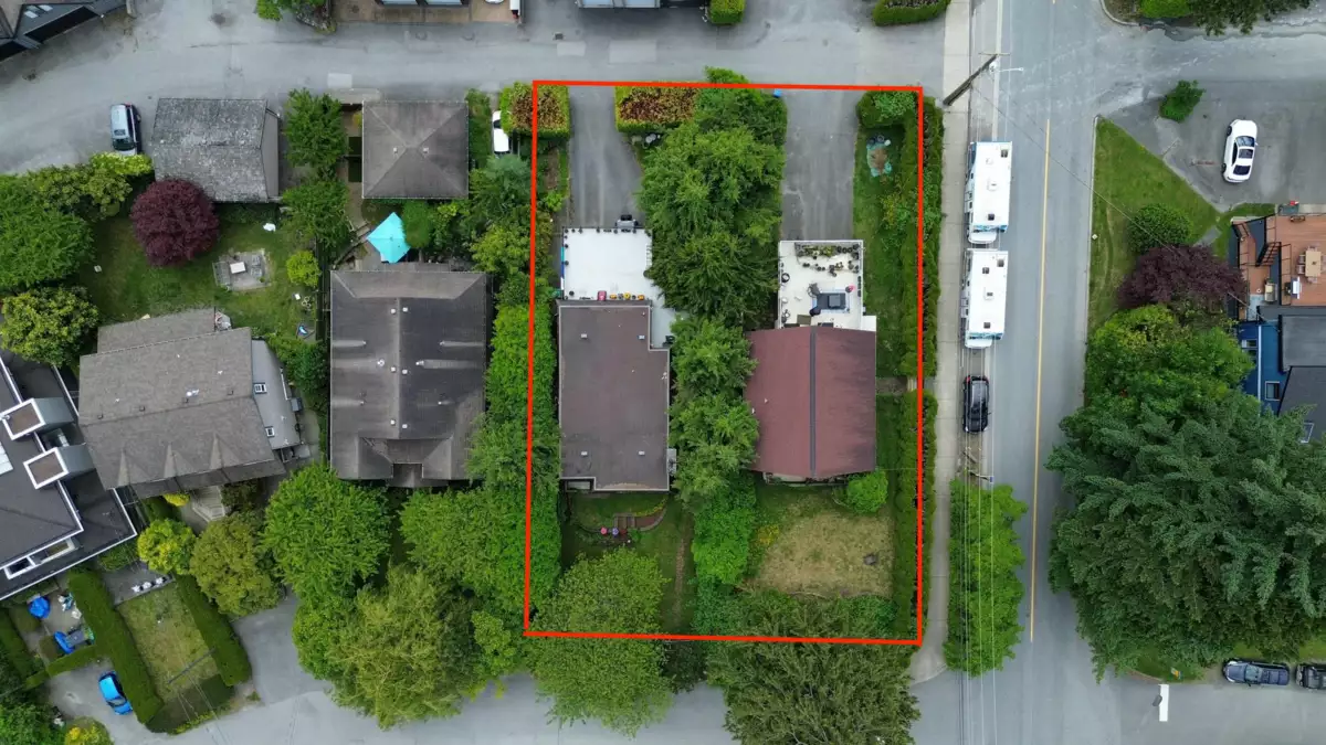 Kitchen Island Photo of 6544 Royal Avenue, West Vancouver, BC