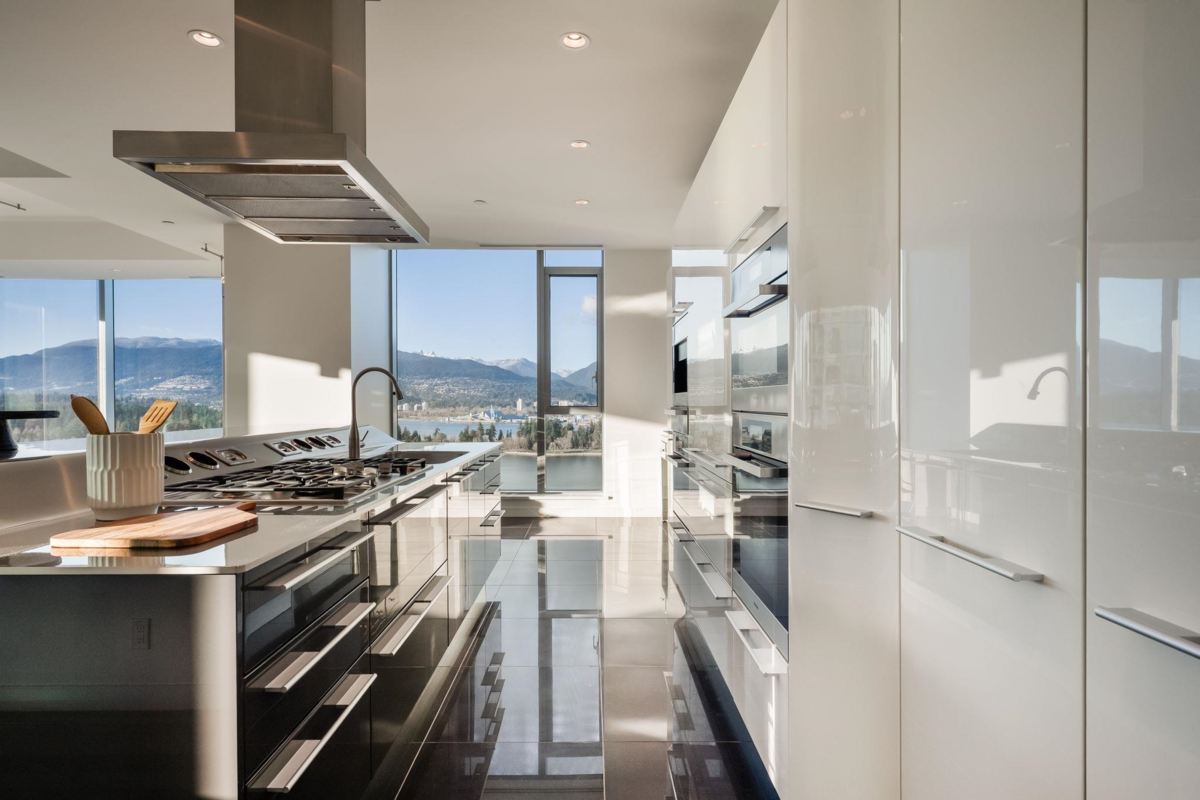 Walk-In Closet Photo of 2201 277 Thurlow Street, Vancouver, BC