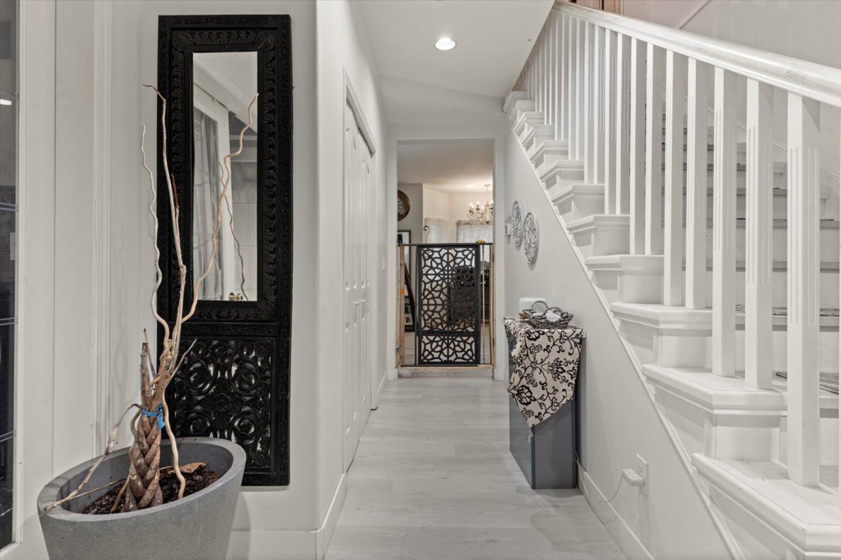 Living Room Photo of 48009 Elk View Road, Chilliwack, BC