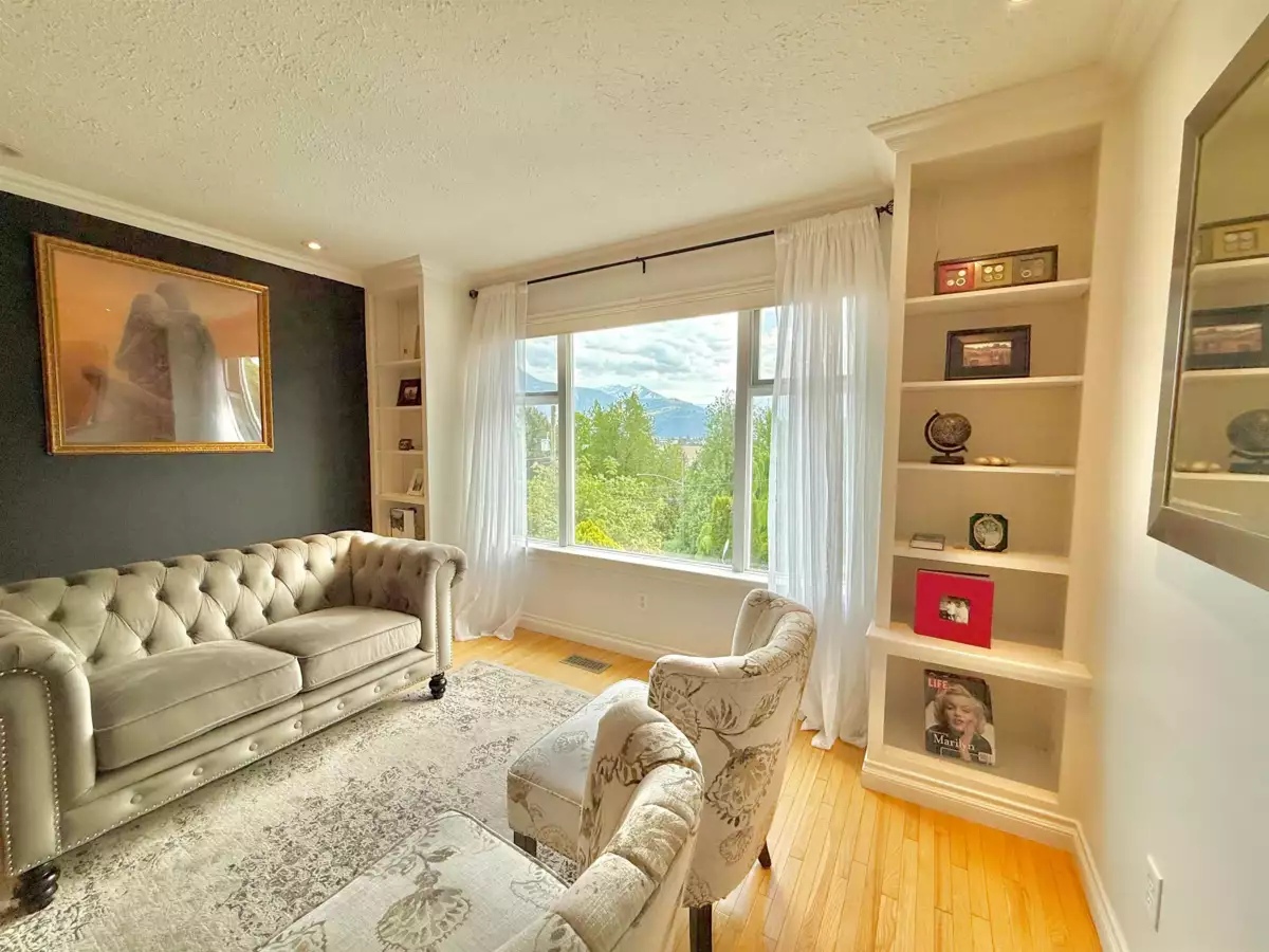Living Room Photo of 47600 Mountain Park Drive, Chilliwack, BC