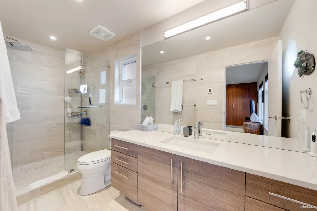 Entry Foyer Photo of 29 415 Esplanade Avenue, North Vancouver, BC