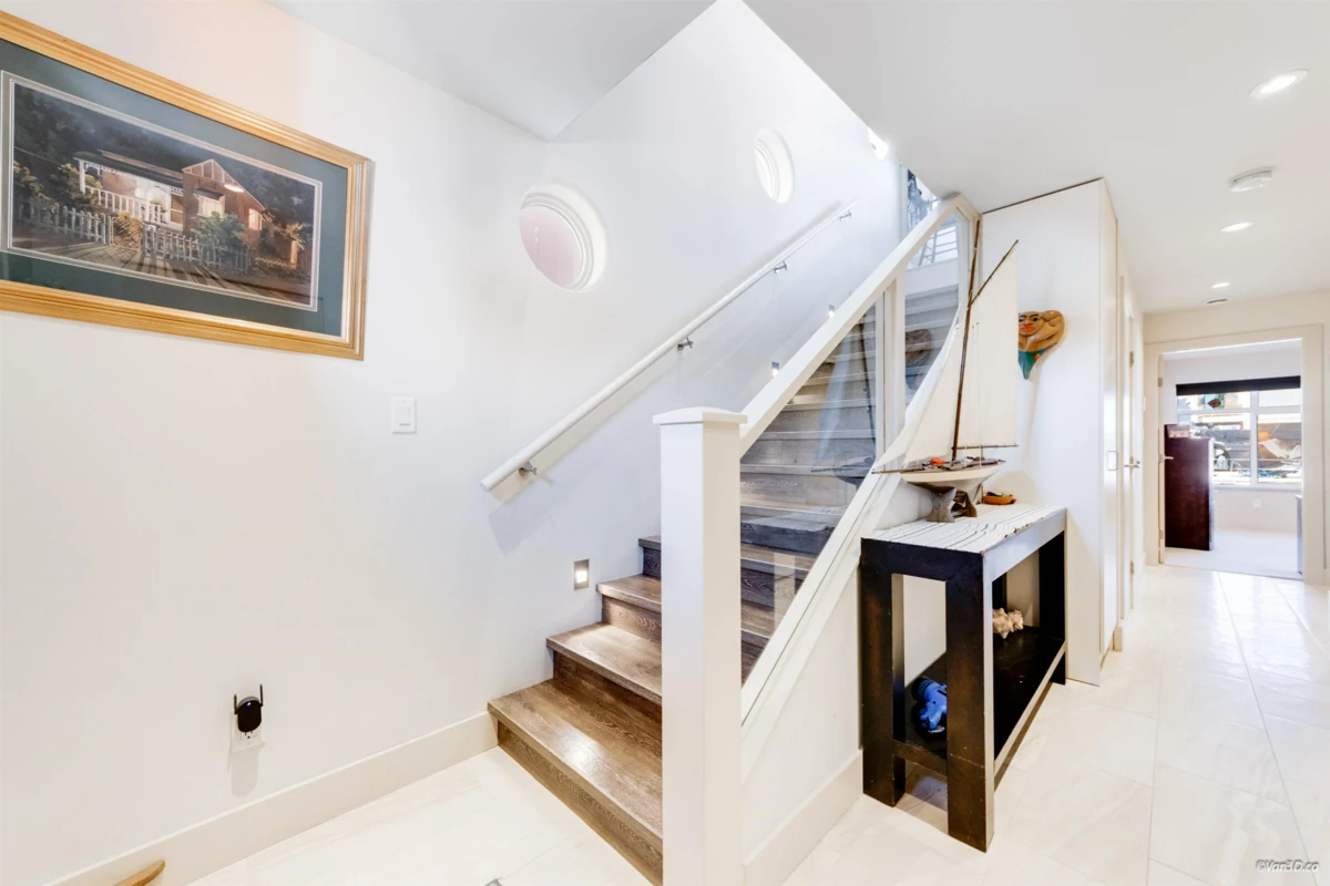 Front Yard Photo of 29 415 Esplanade Avenue, North Vancouver, BC