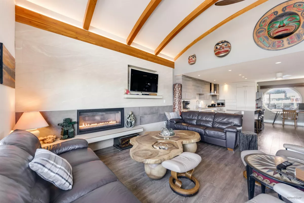 Kitchen Island Photo of 29 415 Esplanade Avenue, North Vancouver, BC