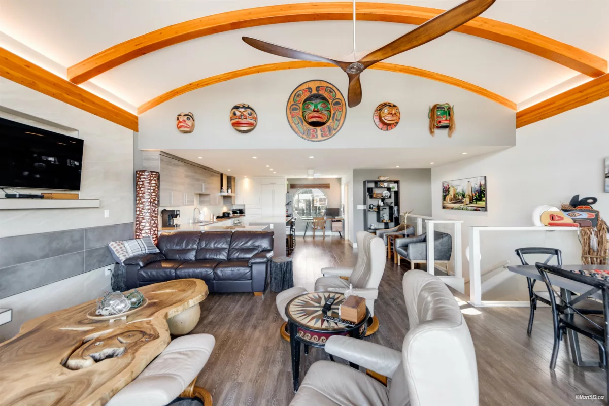 Walk-In Closet Photo of 29 415 Esplanade Avenue, North Vancouver, BC