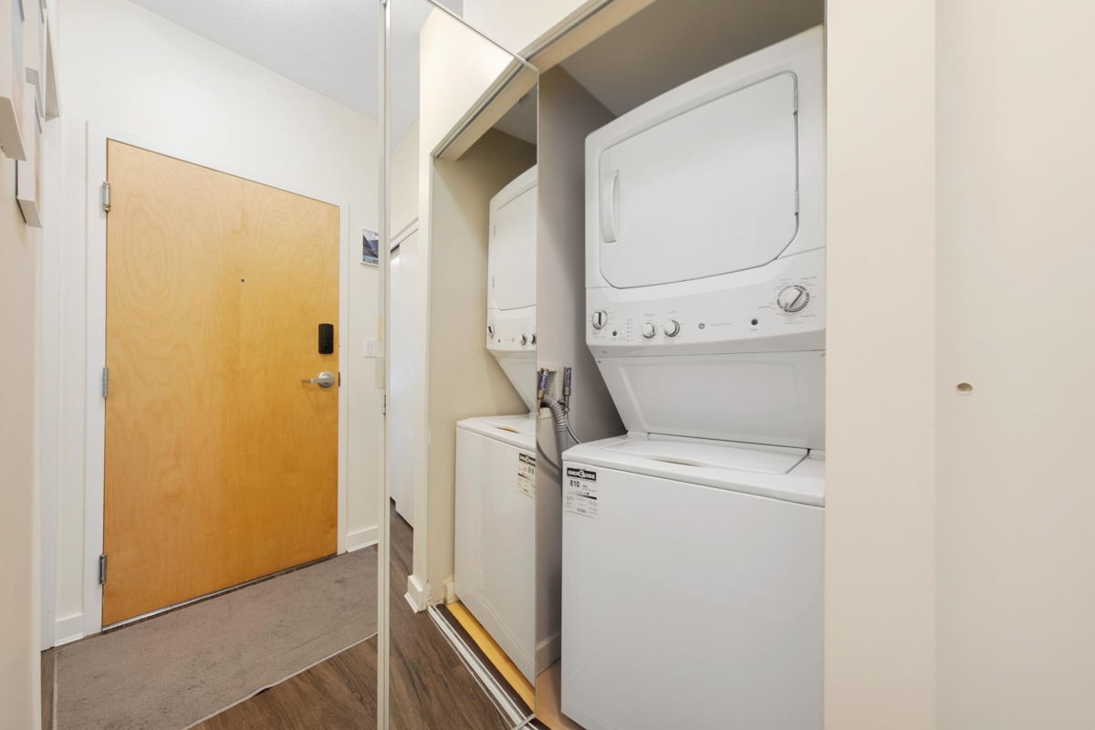 Entry Foyer Photo of 307 1249 Granville Street, Vancouver, BC