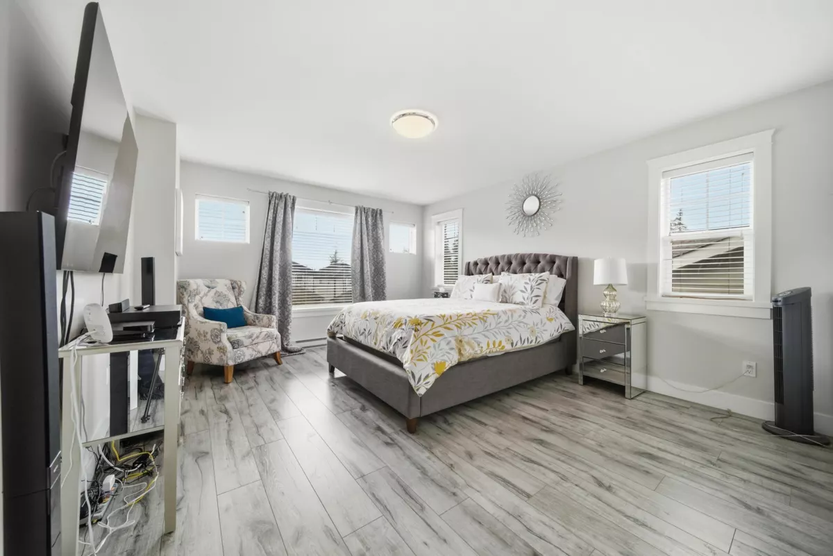 Powder Room Photo of 24345 104 Avenue, Maple Ridge, BC