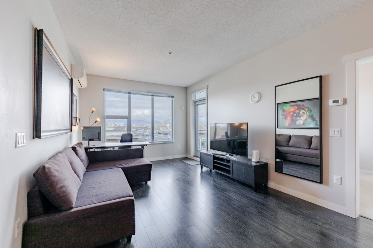 Family Room Photo of 615 9366 Tomicki Avenue, Richmond, BC