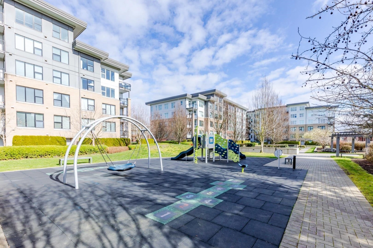 Swimming Pool Photo of 615 9366 Tomicki Avenue, Richmond, BC