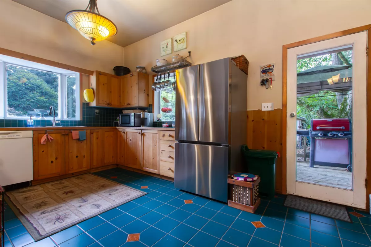 Kitchen Island Photo of 1020 Finch Drive, Squamish, BC