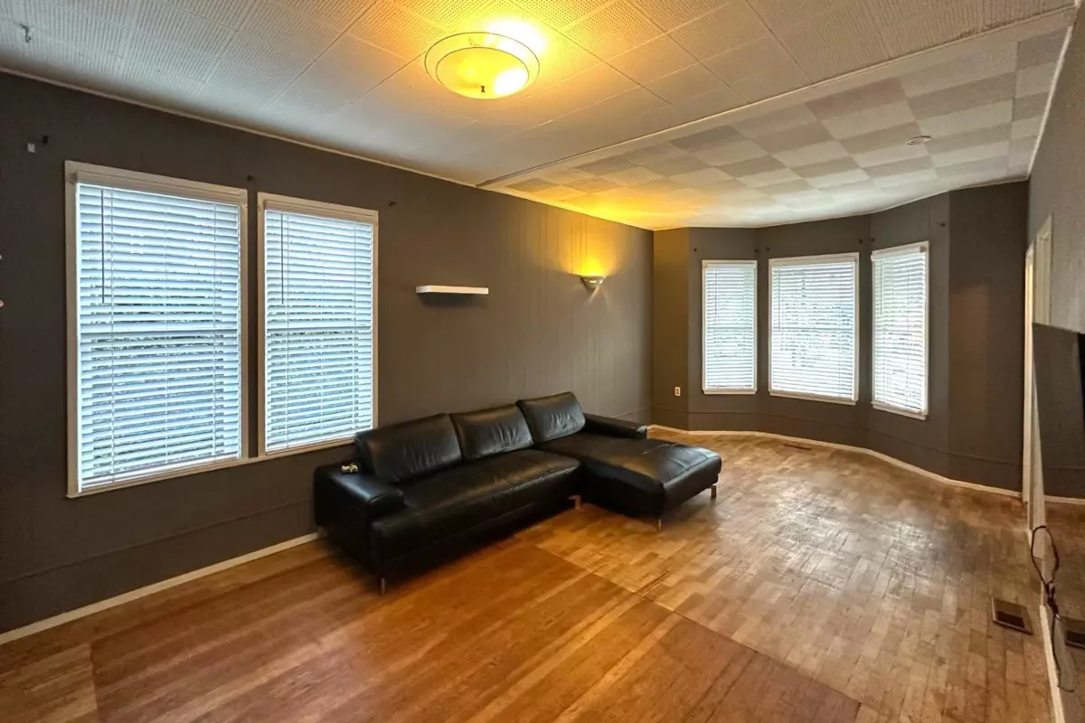 Family Room Photo of 166 E 10th Street, North Vancouver, BC