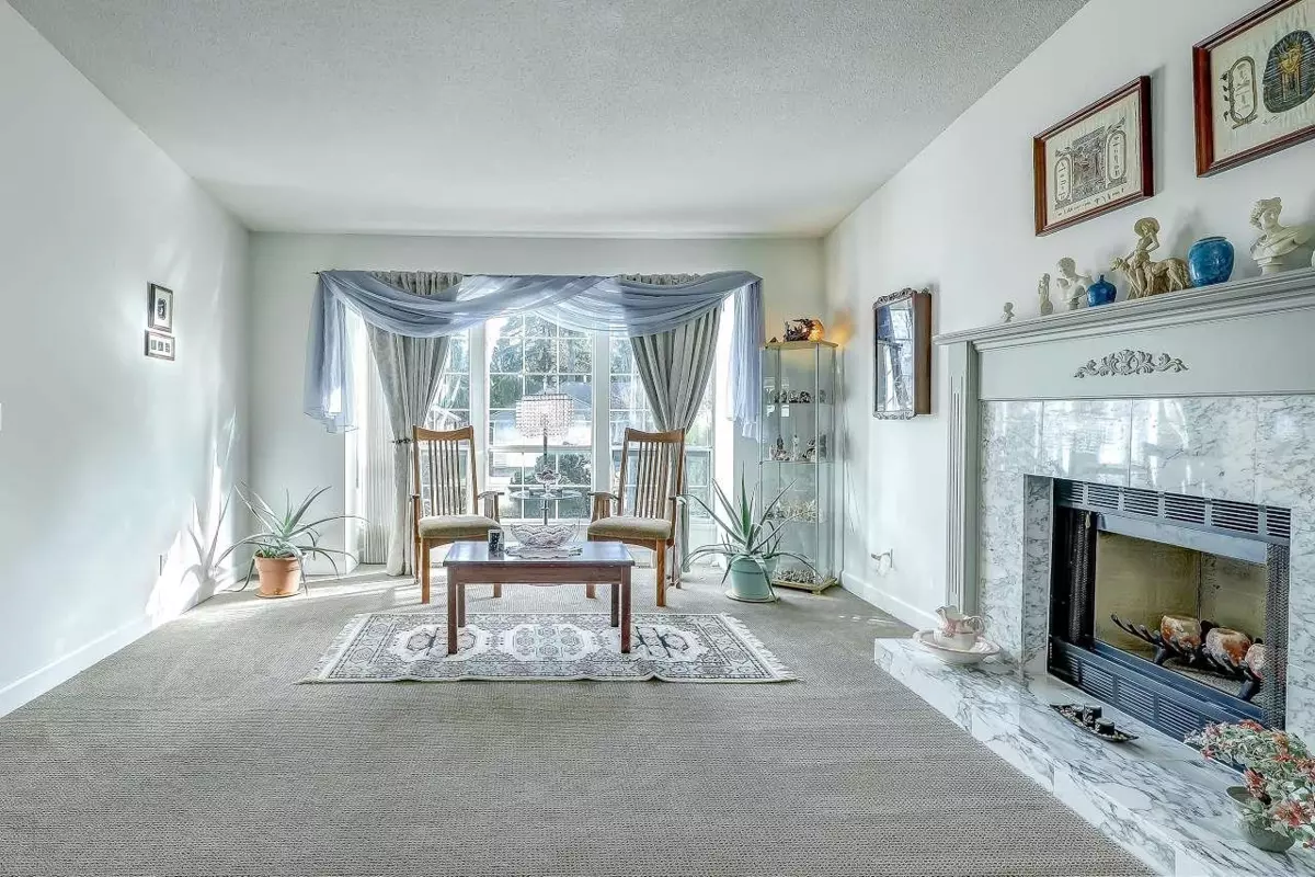Dining Area Photo of 15481 92a Avenue, Surrey, BC