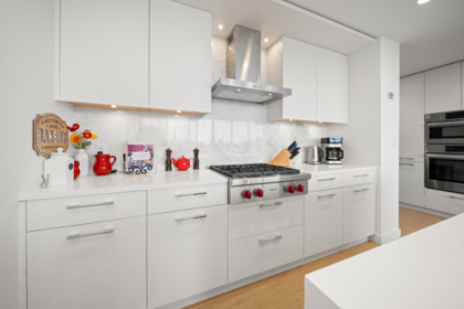 Kitchen Island Photo of 404 1439 George Street, White Rock, BC