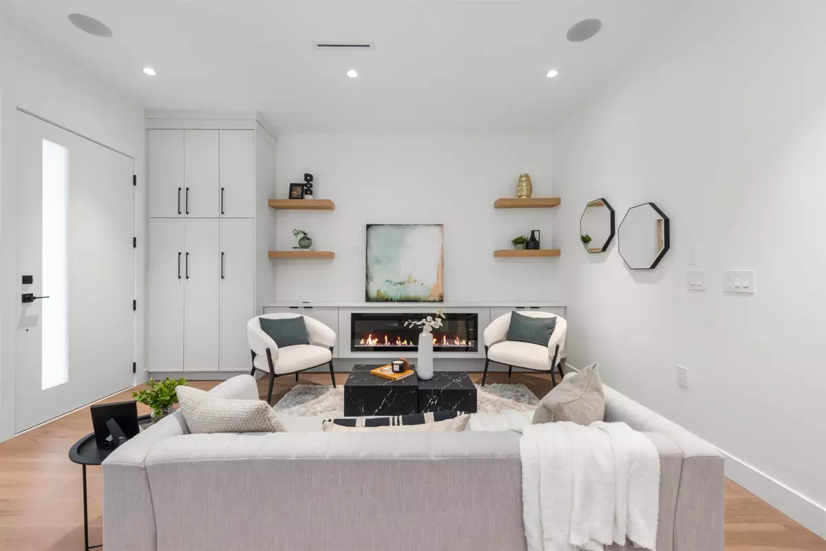 Family Room Photo of 1 878 E 37 Avenue, Vancouver, BC