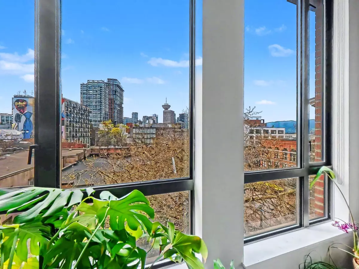 Family Room Photo of 501 28 Powell Street, Vancouver, BC