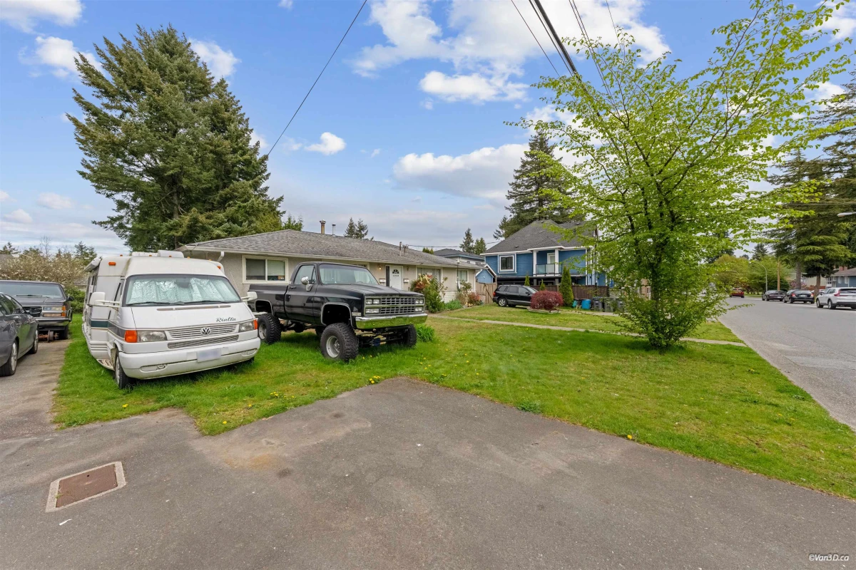 Living Room Photo of A&B 12569 99 Avenue, Surrey, BC
