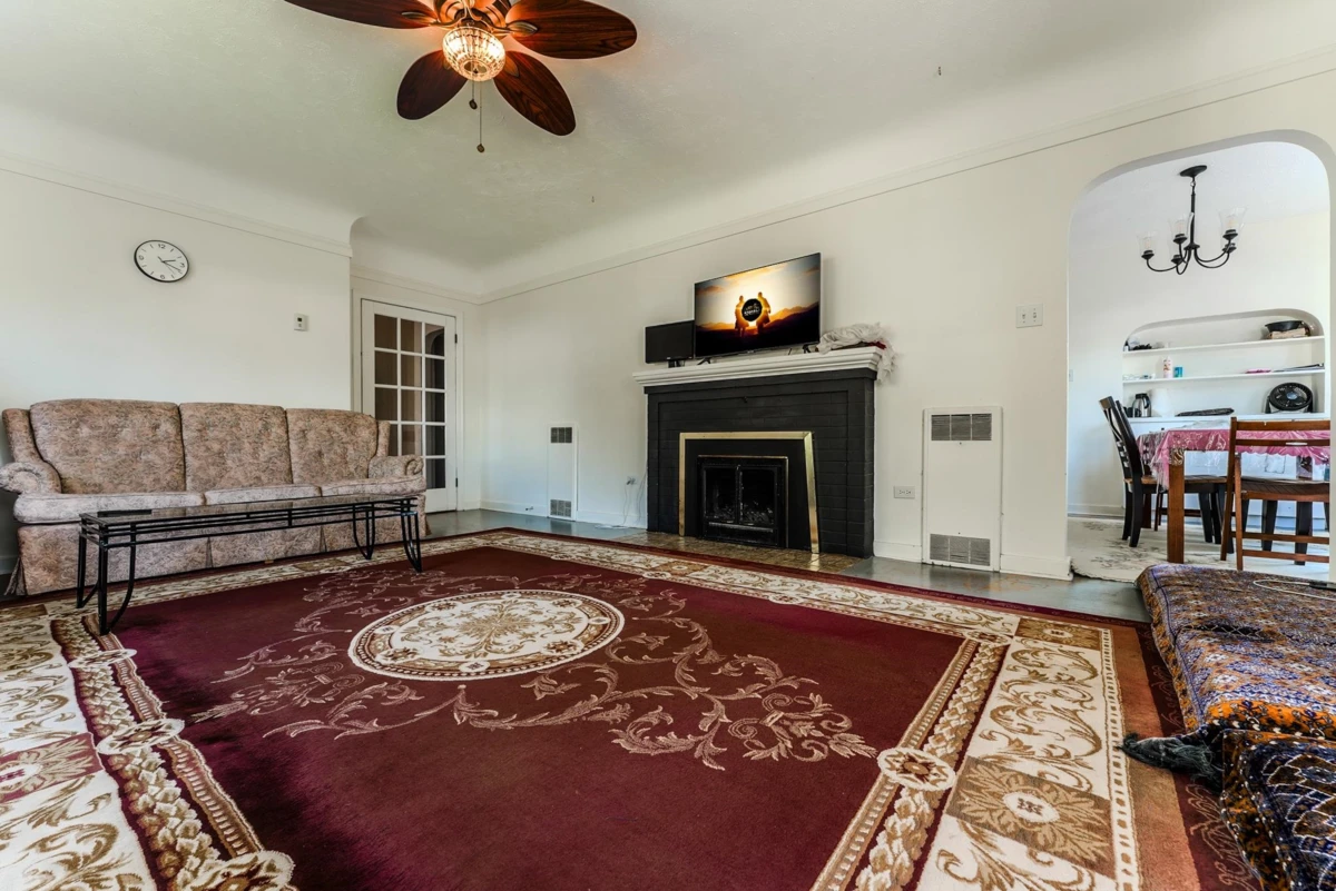 Living Room Photo of 46220 Maple Avenue, Chilliwack, BC