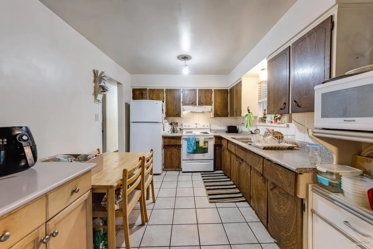 Family Room Photo of 12513 91 Avenue, Surrey, BC