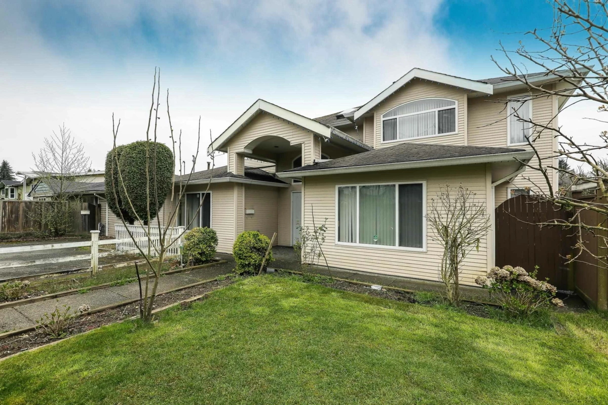 Living Room Photo of 14076 72 Avenue, Surrey, BC