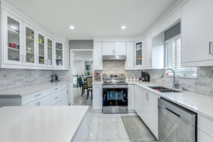 Hallway Photo of 14076 72 Avenue, Surrey, BC