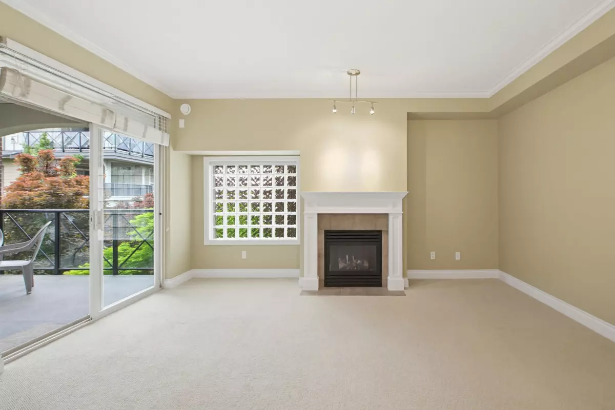 Dining Area Photo of 203 15357 17a Avenue, Surrey, BC
