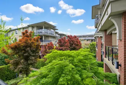 Front Yard Photo of 203 15357 17a Avenue, Surrey, BC