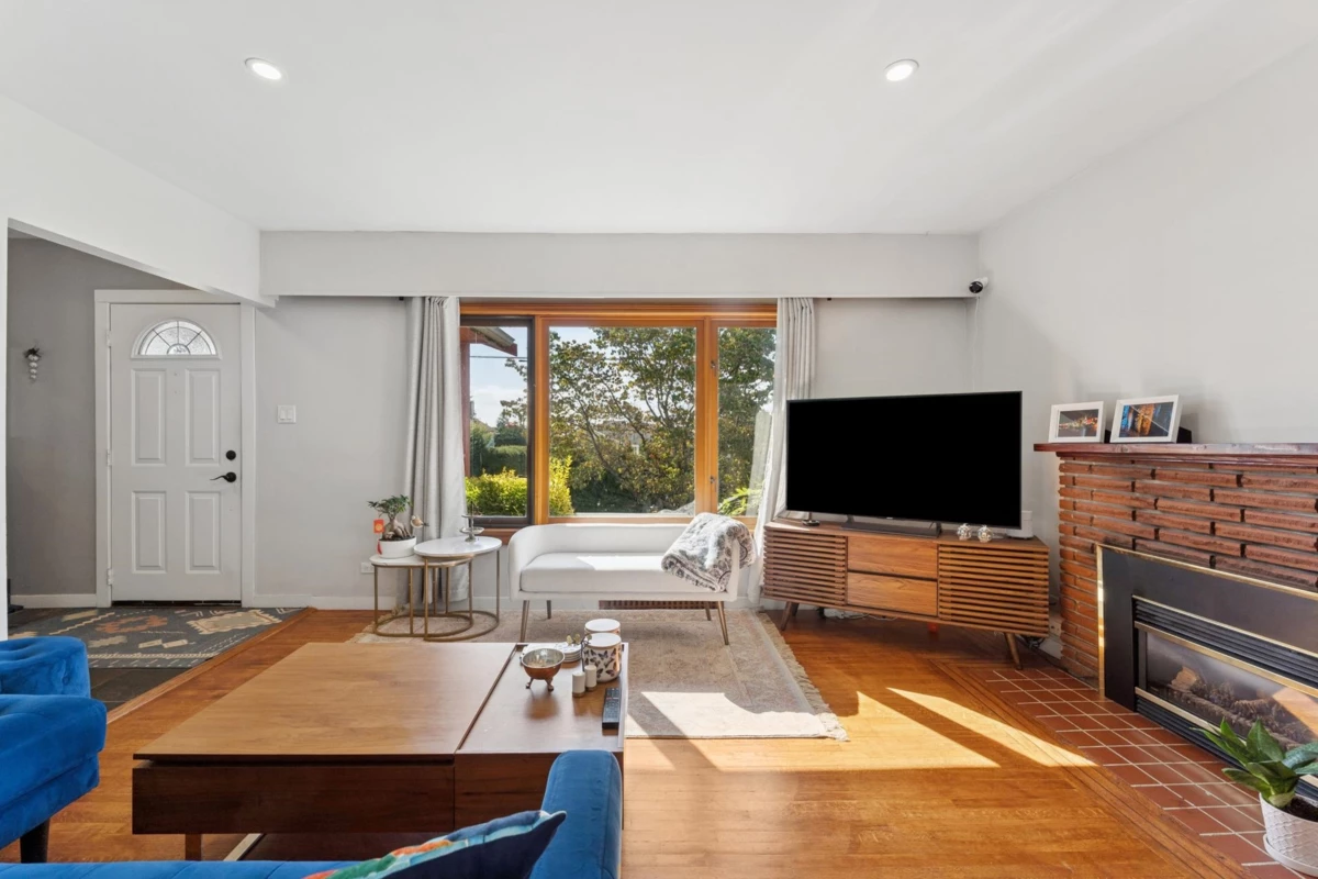 Living Room Photo of 430 W Kings Road, North Vancouver, BC