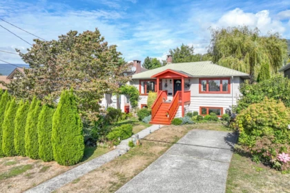 Front Yard Photo of 430 W Kings Road, North Vancouver, BC
