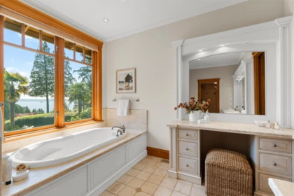 Primary Bathroom Photo of 3091 Mathers Avenue, West Vancouver, BC