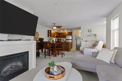 204 4728 Brentwood Drive, Burnaby, BC, Burnaby — Apartment/Condo for sale