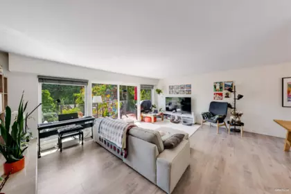 Kitchen Photo of 3907 Bayridge Place, West Vancouver, BC