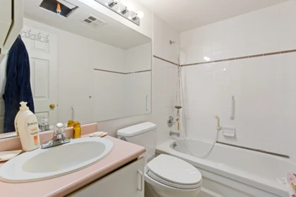 Primary Bathroom Photo of 207 33165 2 Avenue, Mission, BC