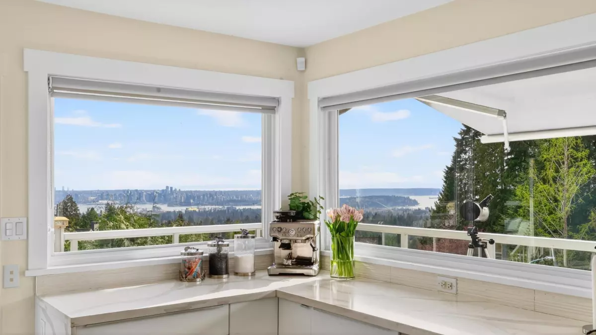 Living Room Photo of 668 Alpine Court, North Vancouver, BC