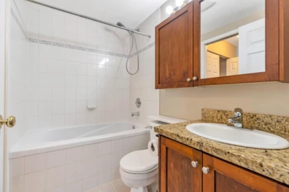 Guest Bathroom Photo of 201 2357 Whyte Avenue, Port Coquitlam, BC