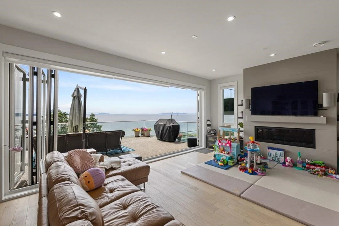 Family Room Photo of 14999 BLACKWOOD LANE, White Rock BC V4B 2A8