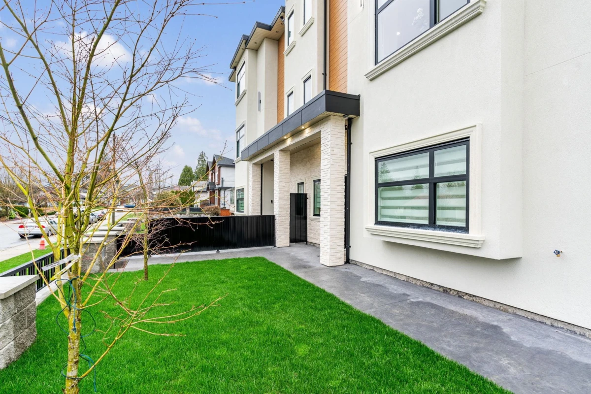 Exterior Rear Photo of 2 8464 15TH AVENUE, Burnaby BC V3N 1Y2
