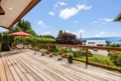 Entry Foyer Photo of 1515 Thompson Road, Gibsons, BC