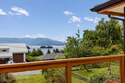 1515 Thompson Road, Gibsons, BC, Gibsons — Single Family Residence for sale