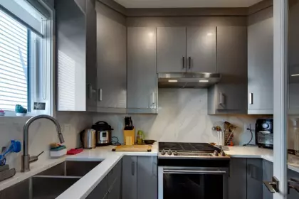 Kitchen Island Photo of 23072 Cliff Avenue, Maple Ridge, BC