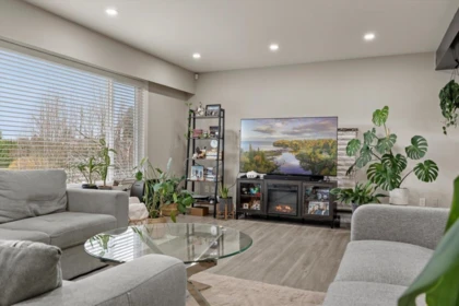 Kitchen Island Photo of 46675 Osborne Road, Chilliwack, BC